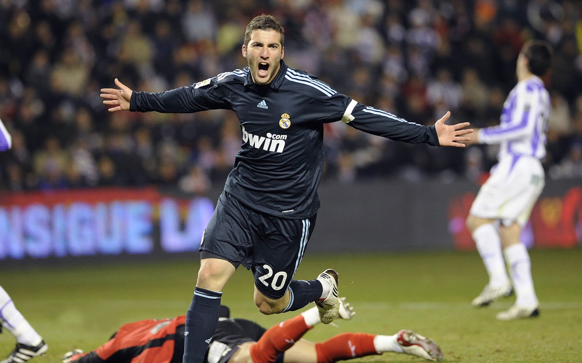 “尼古拉斯·桑特基的远射与精准控制，成就阿根廷美洲狮队的攻守平衡”