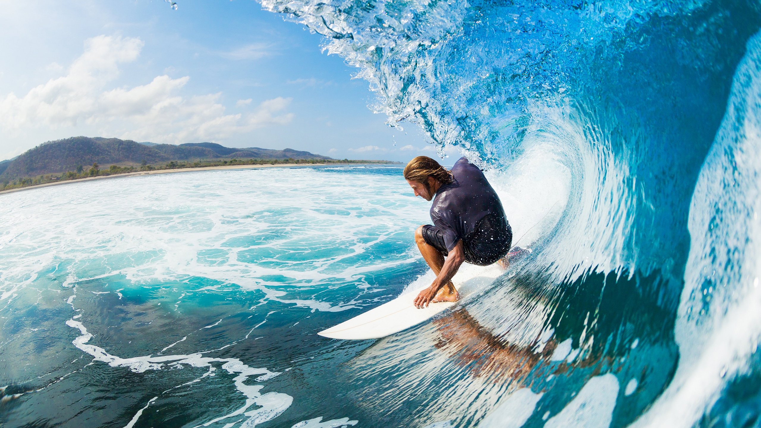 跳水选手姿态优雅完成完美入水，跳水运动员入水时手势